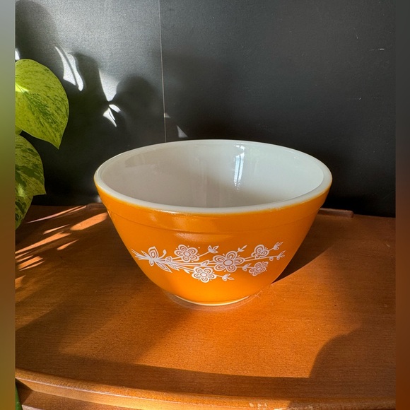 Vintage PYREX ‘79 Butterfly Gold 401 Mixing Bowl - Picture 2 of 5